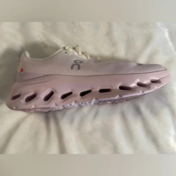 On Cloudtilt Womwn’s Running Shoe - Picture 7 of 15